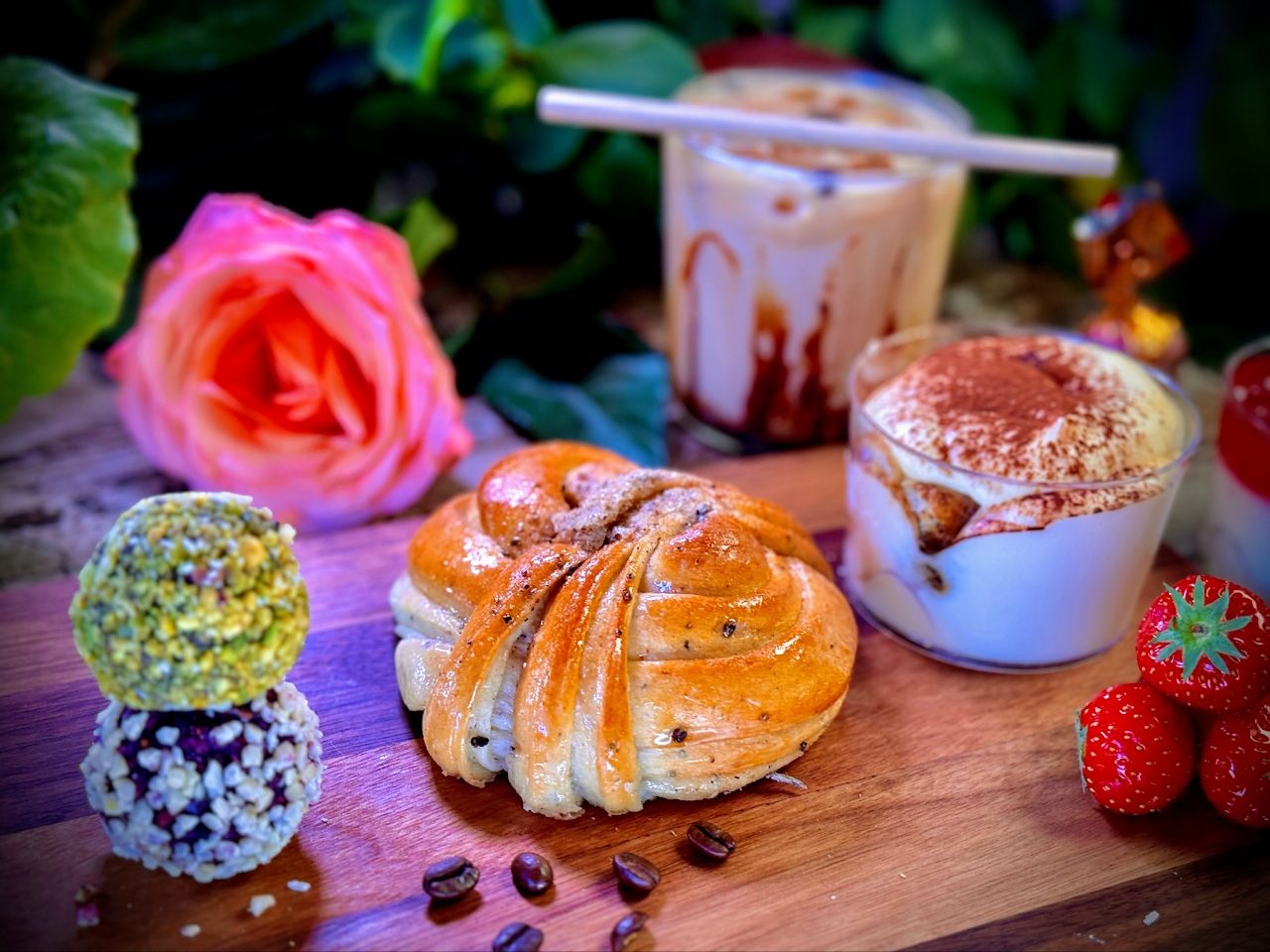 Kanelbulle och kaffe på ett dukat fikabord