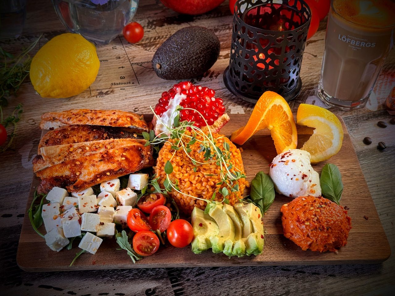 Kycklingsallad med bulgur, avokado och grönsaker uppifrån