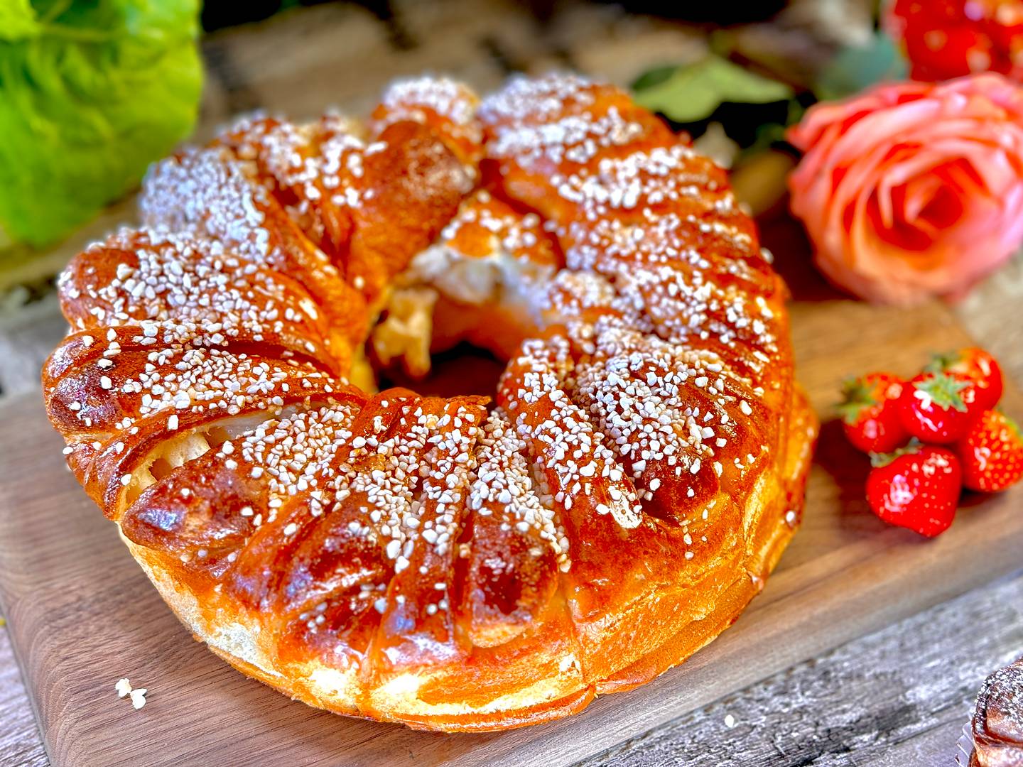 Kanelbullekrans med pärlsocker på träbräda