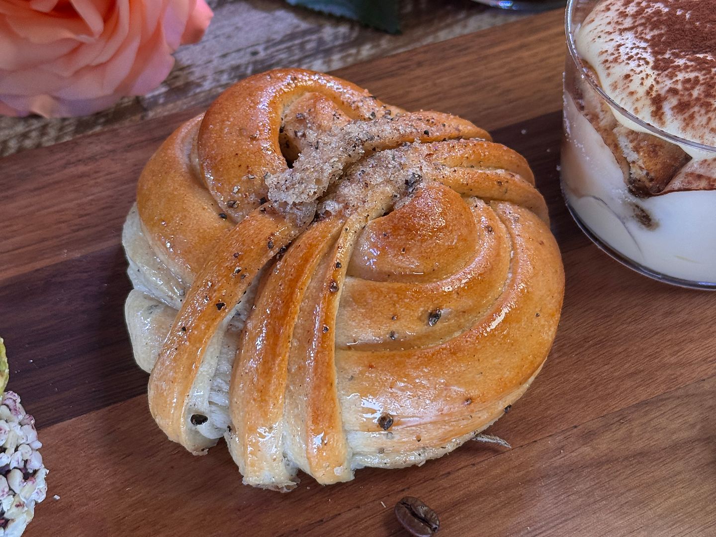 Kardemummabulle på träbräda med kaffebönor