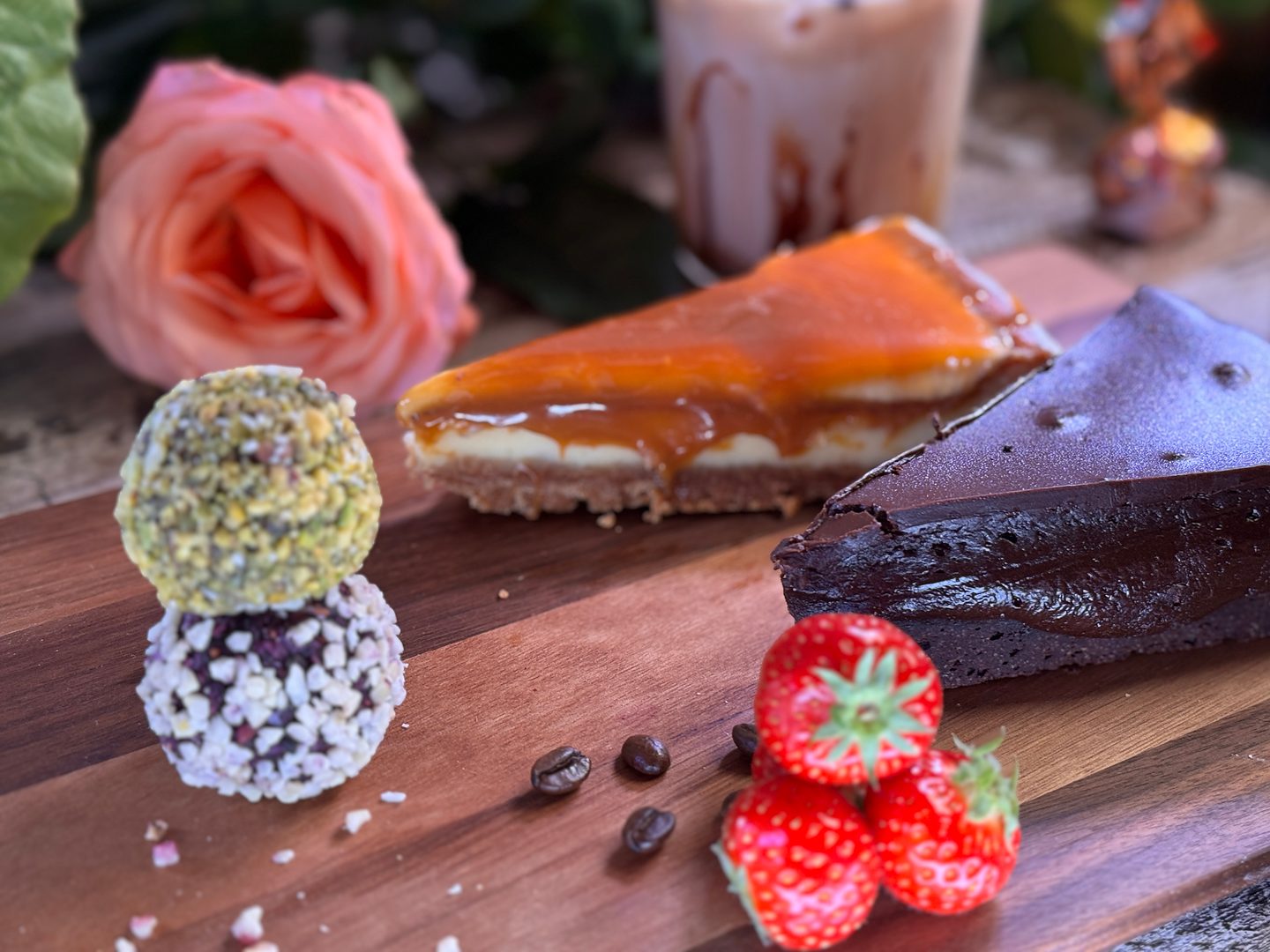 Kladdkaka och cheesecake med kolasås, chokladbollar och jordgubbar