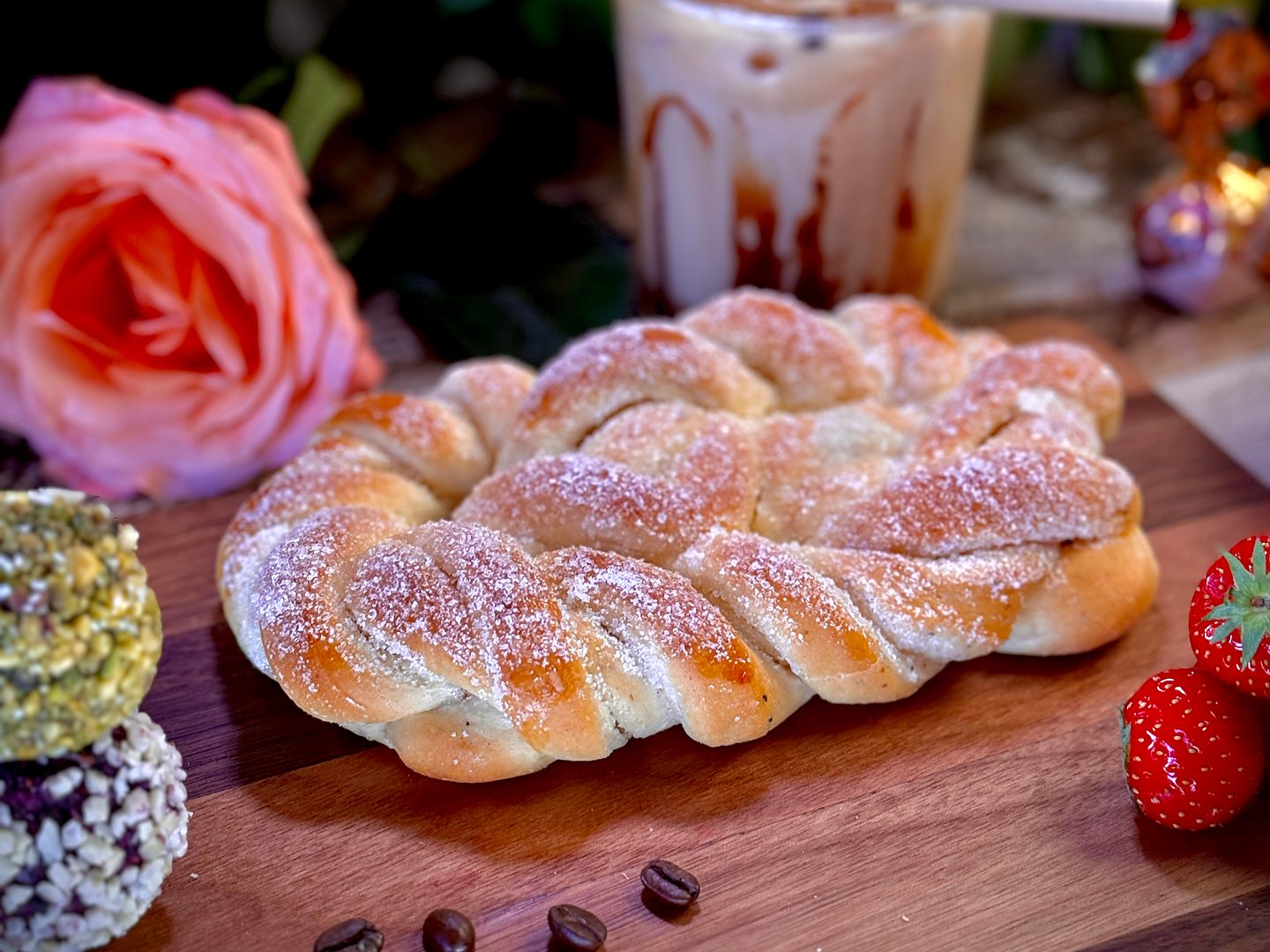 Sockerkringla på träbräda med iskaffe i bakgrunden