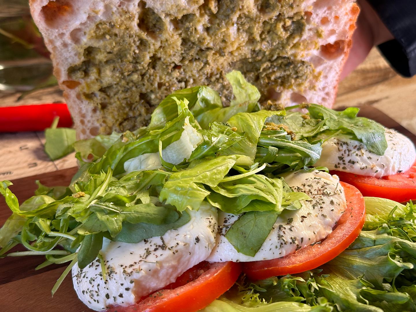 Italiensk smörgås med mozzarella, tomat, ruccola och örtpesto